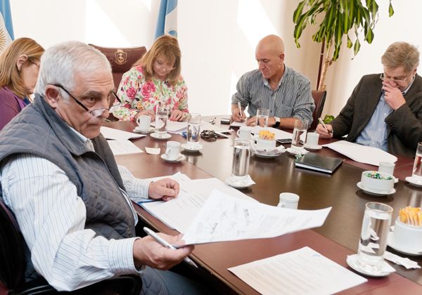 Hay dos proyectos contra la ley petrolera de Nación