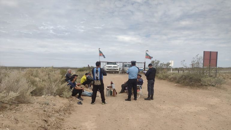 Los mapuches de la comunidad Manuel Segundo piden trabajo en las petroleras y agua para sus animales. Están cortando el acceso a un yacimiento. Los mapuches de la comunidad Manuel Segundo piden trabajo en las petroleras y agua para sus animales. Están cortando el acceso a un yacimiento.