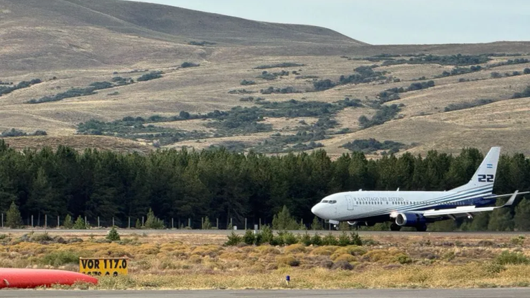 El Boeing 737 proveniente de Santiago del Estero realiza un enorme trabajo para ayudar a paliar los incendios