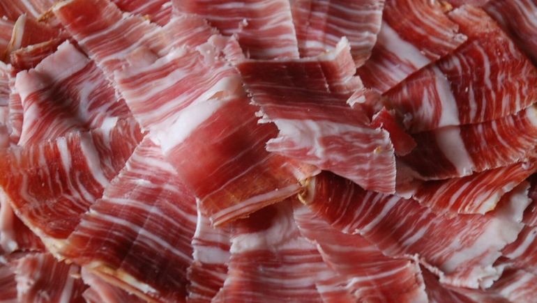 La suspensión afecta a embutidos y al tradicional jamón español, que quedará fuera del mercado argentino por tiempo indefinido. La suspensión afecta a embutidos y al tradicional jamón español, que quedará fuera del mercado argentino por tiempo indefinido.