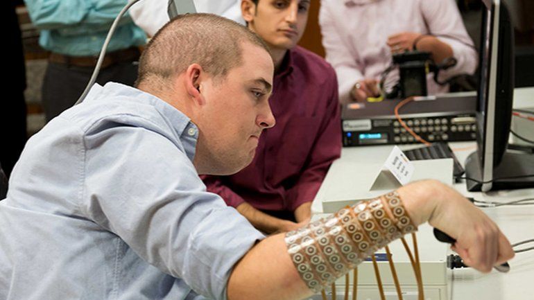 Ian Burkhart realizando sus primeros movimientos tras la intervención.
