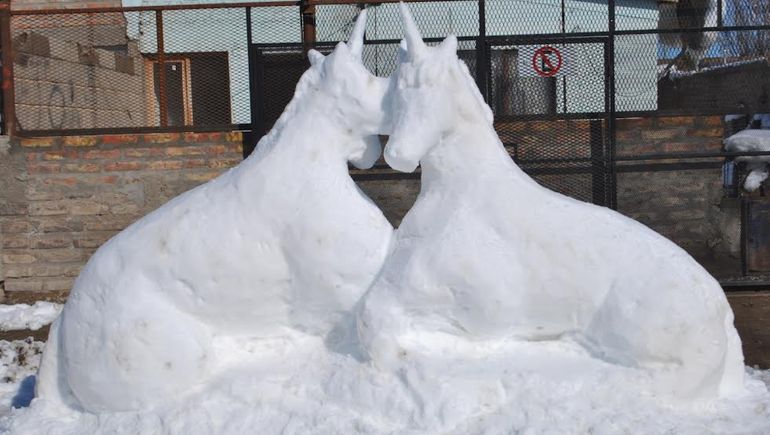 Dos unicornios, la escultura de nieve que movilizó a todo Zapala