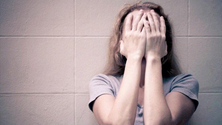 En una ocasión la fue a buscar a la casa y de un golpe le partió el tabique.