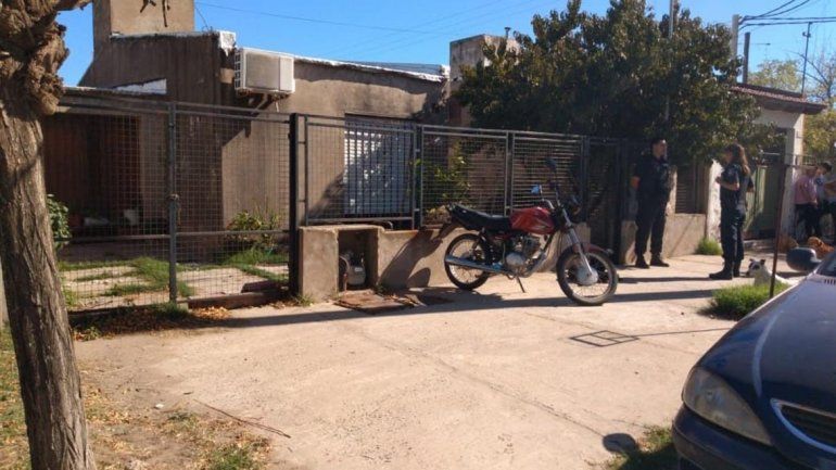 Hallan muerta a una mujer y creen que fue atacada por su pitbull