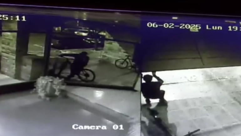 Los tres delincuentes coordinaron las acciones para levantar el portón del edificio del centro neuquino y lograron cometer el robo de una bicicleta.