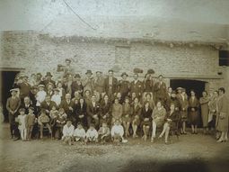 Los Tronelli, frente a la bodega. Fotografía del casamiento de la hermna mayor de Clemente Tronelli, 1926. Foto: gentileza. Los Tronelli, frente a la bodega. Fotografía del casamiento de la hermna mayor de Clemente Tronelli, 1926. Foto: gentileza.
