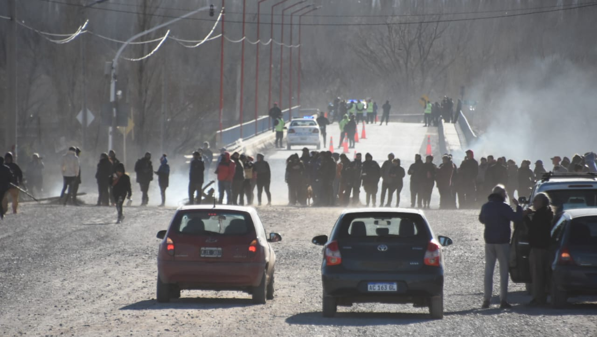 Máxima tensión en balsa Las Perlas: Policía bloqueó el puente y desalojan la toma