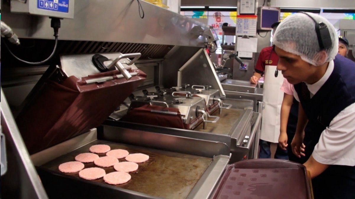 TikTok trabajador mostró cómo limpian las parrillas en McDonalds