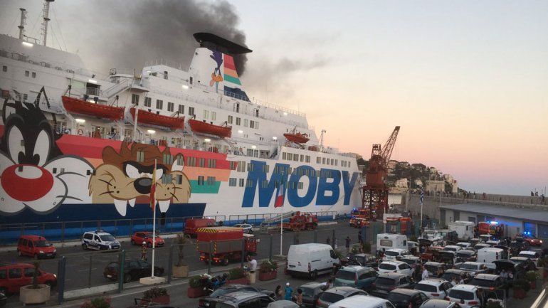 El Caribbean Fantasy se prendió fuego frente a las costas de San Juan.