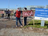 Empresarios pyme se concentraron en las puertas de la compañía que tiene una deuda de $546 millones con 522 razones sociales (Foto: Sebastián Fariña Petersen)