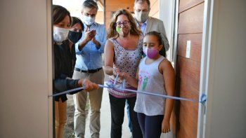 Carreras entregó 102 viviendas en Bariloche a nombre de mujeres Carreras entregó 102 viviendas en Bariloche a nombre de mujeres