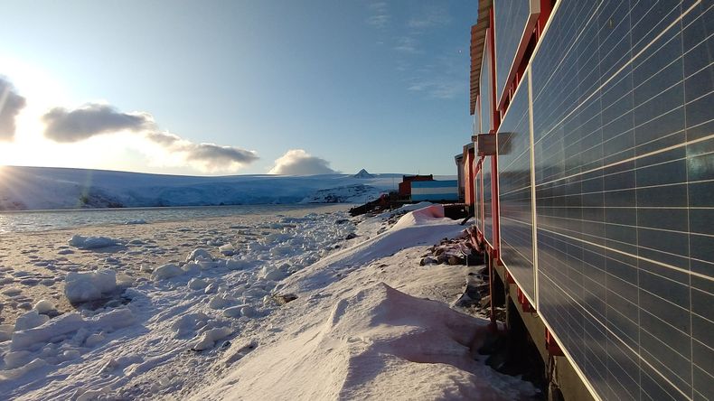 Instalan paneles solares en sus bases antárticas argentinas