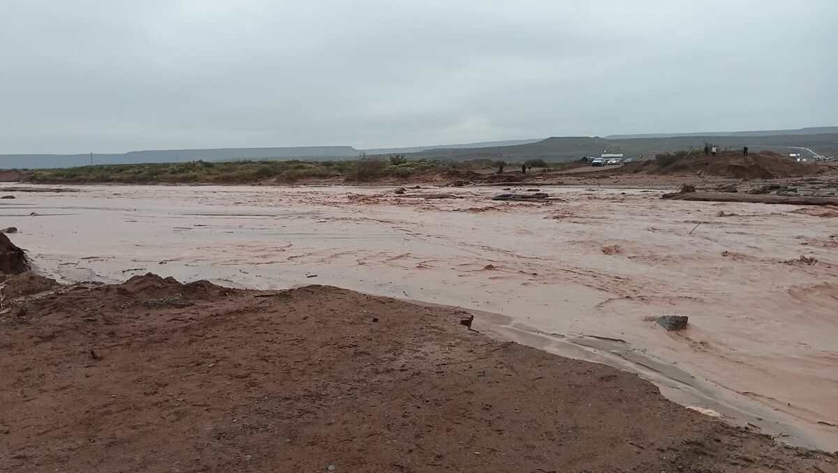 alerta por tormentas en vaca muerta: rutas cortadas, evacuados y falta de medicamentos