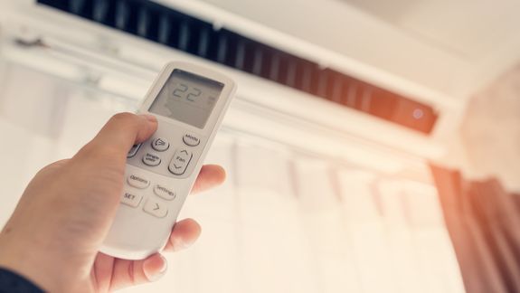 Ajustar la temperatura del aire acondicionado reduce el gasto de energía sin perder confort térmico.