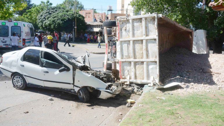 El auto quedó destruido luego de que el acoplado cayera sobre él.