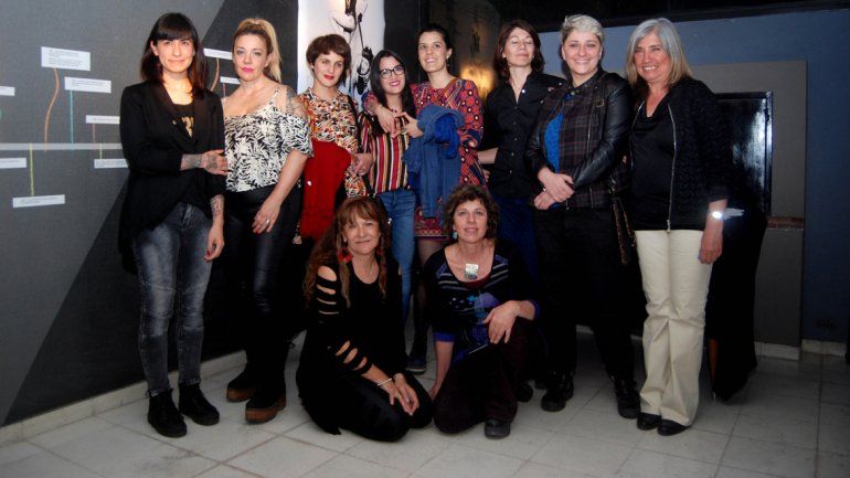 Un grupo de las artistas expositoras de la muestra en Casa Gris.