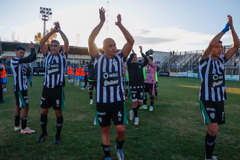 Damián Jara con Manuel Berra a su derecha y Matías Kucich del otro lado. Los defensores de Cipo, que mantuvo el arco en cero una vez más. Fotos: Anahí Cárdena