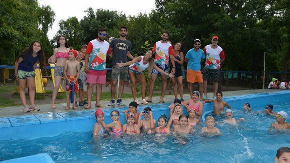 Las colonias de verano para los pibes no bajan de $4500 por mes