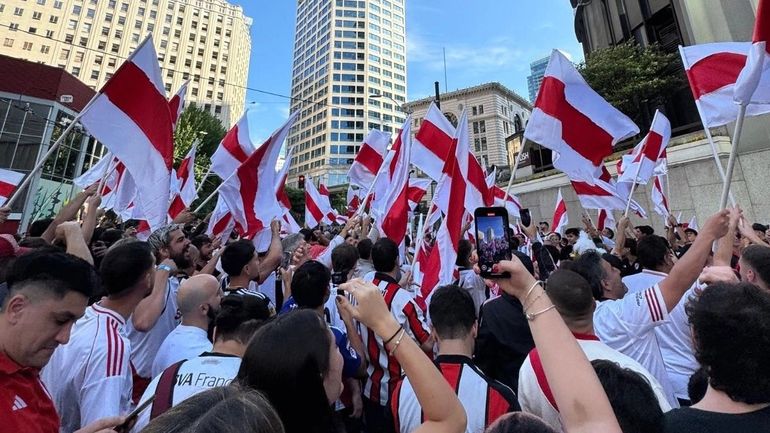 El terrible banderazo que hicieron los hinchas de River en Seattle: el video