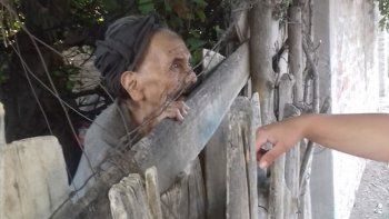 vecinos solidarios quieren rescatar a una abuela abandonada