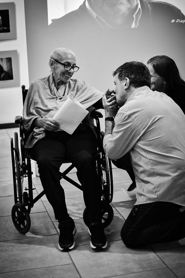 María Teresa Rocca junto a Julián Campos y Naná Molina durante la inauguración de la muestra Miradas.