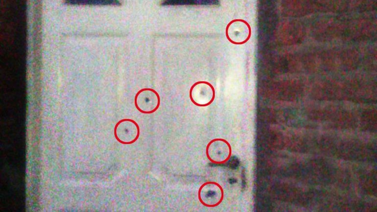 La puerta de la casa de Gervasoni casi Racedo tras los balazos.