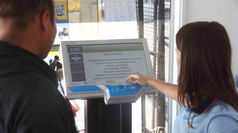 La tarjeta SUBE convivirá con la Monedero hasta mediados de mes. Es el nuevo plazo fijado ayer.