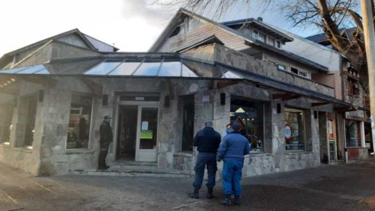 La talabartería víctima de la delincuencia está ubicada en la esquina de avenida San Martín y Rivadavia, en San Martín de los Andes.