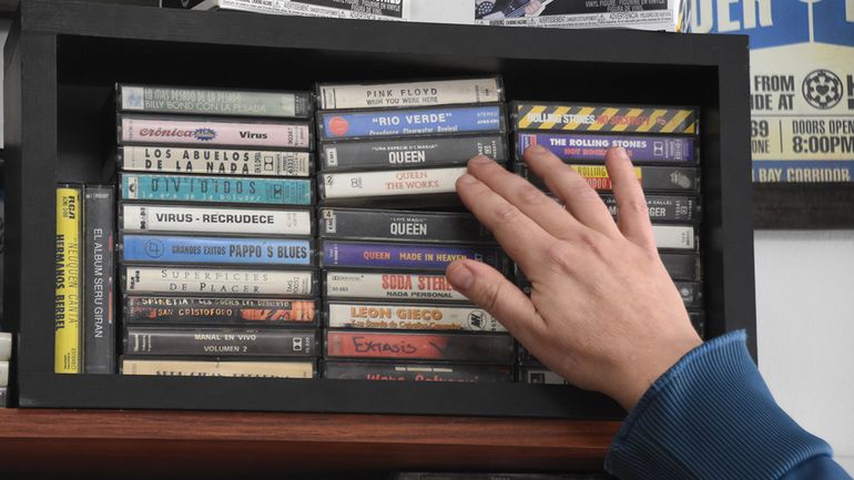 En el local hay cassettes originales que no fueron reidatos, sino grabados a principios de los 80. Guillermo Franke se dedica a buscar por todo el país para tenerlo en su tienda. Es un especie de Mercado Libre analógico. En el local hay cassettes originales que no fueron reidatos, sino grabados a principios de los 80. Guillermo Franke se dedica a buscar por todo el país para tenerlo en su tienda. Es un especie de Mercado Libre analógico.