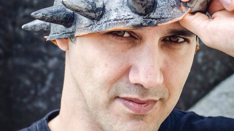 El cantante de 48 años manifestó que actualmente se encuentra en pareja con una mujer 17 años menor que él.