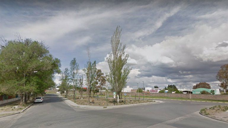 Robaron un celular a mano armada en el bajo y escaparon en auto: uno fue demorado