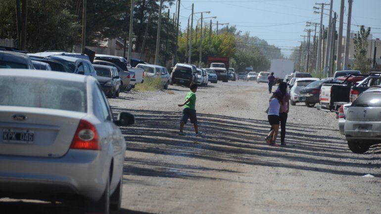 Transitar por calles de tierra en Plottier es una costumbre. No es una exigencia ese servicio para los loteadores.