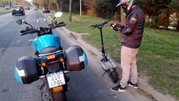 iba a 100 km/h en monopatin por la panamericana y lo detuvieron iba a 100 km/h en monopatin por la panamericana y lo detuvieron