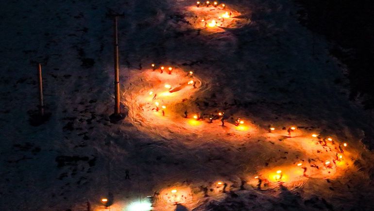 Video: así fue la segunda bajada de antorchas en el Cerro Bayo
