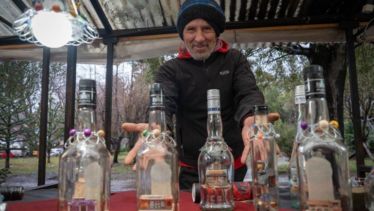Gustavo, el artista que encierra edificios y casas en una botella de vidrio