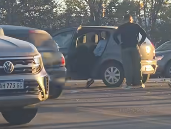 Dos automovilistas protagonizaron un fuerte choque en la intersección de Avenida Mosconi y Bahía Blanca.