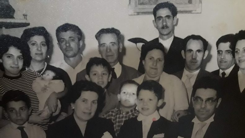 Grupo de familias inmigrantes reunidas para celebrar la comunión de Pedro en Buenos Aires. | LM Neuquen Grupo de familias inmigrantes reunidas para celebrar la comunión de Pedro en Buenos Aires.