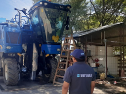 Técnico aplica vapor de agua en maquinaria agrícola para eliminar restos de Lobesia botrana. Foto: Senasa Técnico aplica vapor de agua en maquinaria agrícola para eliminar restos de Lobesia botrana. Foto: Senasa