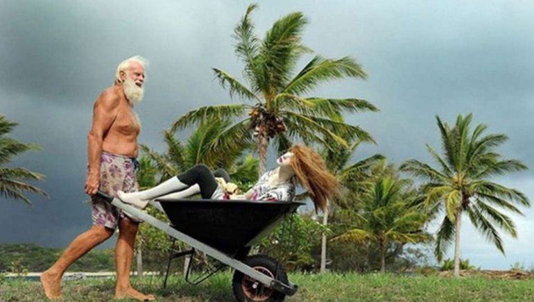 Se aisló hace 23 años con dos maniquíes de mujer