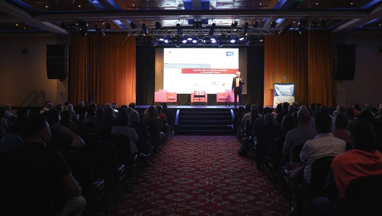 Empresarios neuquinos durante la conferencia de ACIPAN y CAC. Empresarios neuquinos durante la conferencia de ACIPAN y CAC.