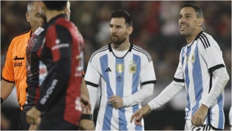 La reacción de Messi cuando le pidieron que se ponga la camiseta de Newells