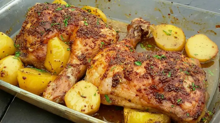Pollo al horno con papas, una receta que cierra por todos lados.