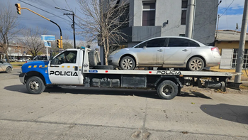 El Citroën C4 que le secuestraron a los pirañas en un allanamiento realizado en Centenario. El Citroën C4 que le secuestraron a los pirañas en un allanamiento realizado en Centenario.