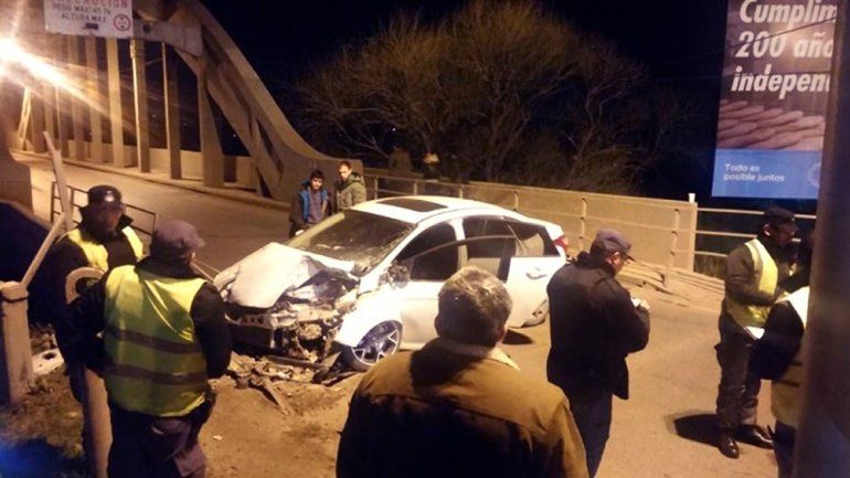 El Ford Focus Kinetic quedó cruzado luego de impactar con una baranda.