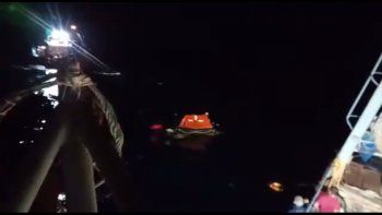 La balsa salvavidas, al momento de ser rescatada por el Marta S. El Mercedes F acudió también en ayuda. La balsa salvavidas, al momento de ser rescatada por el Marta S. El Mercedes F acudió también en ayuda.