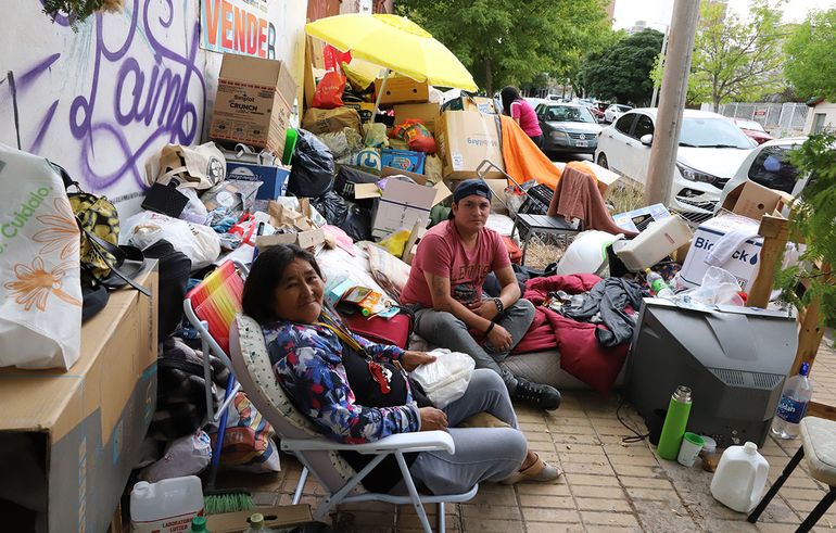 Dramática escena en pleno centro: tienen toda su casa desparramada en la vereda