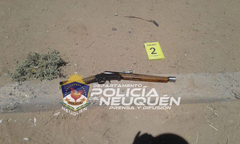 La Policía secuestró el arma larga con la que los delincuentes perpetraron el robo en el comercio.