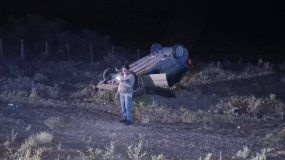 Un conductor de 60 años perdió el control y protagonizó un vuelco sobre la Ruta 22 | LM Neuquen Un conductor de 60 años perdió el control y protagonizó un vuelco sobre la Ruta 22