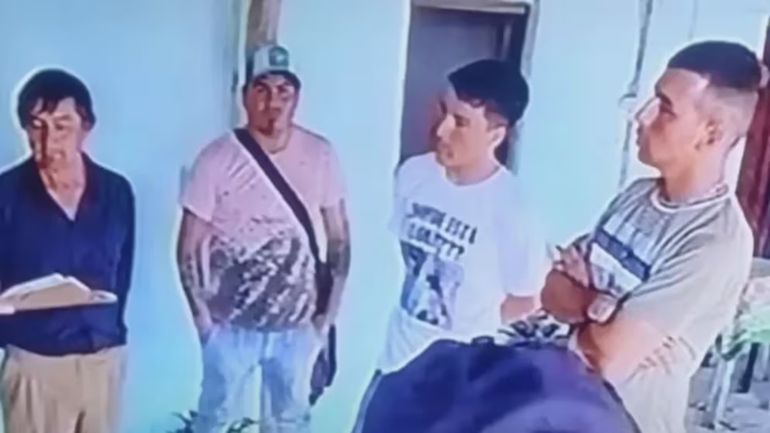 Momento en que secuestraron el celular al hermano de Loan. Momento en que secuestraron el celular al hermano de Loan.