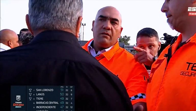 Después de darle dos penales a Barracas, el árbitro Gariano amenazó a Kudelka: Te rompo todo